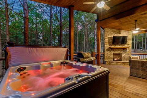 Twilight retreat with fireplace and hot tub bubbles! 