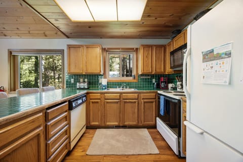 Kitchen w/ breakfast bar