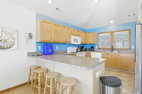 Top-Level Kitchen with Bar (seats 4)