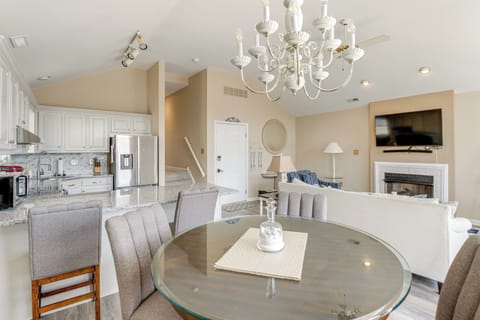 Dining Area | Dishes & Flatware Provided