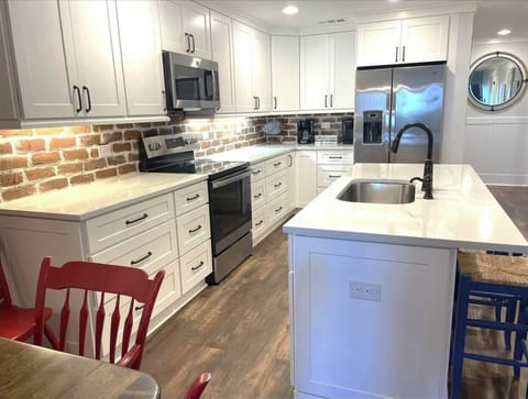 Ocean Pearl - large beautifully appointed, fully stoeked kitchen