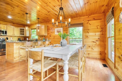 Dining area. (Hollow's Haven)