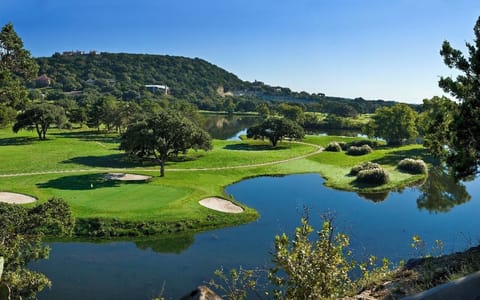 Golf course (within 3 km)