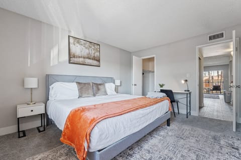 Peaceful bedroom with a enormous bed and soft linens.