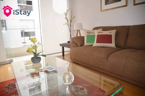 Sala muy bien iluminada con balcón