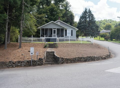 Front of home with screen porch. Facing mountain view