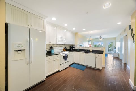 Kitchen, fully stocked with cooking/eating/drinking utensils