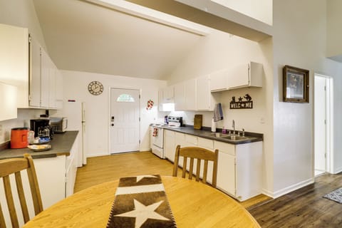 Dining Area | Dishware/Flatware Provided