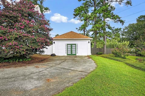 Welcome to your cozy Augusta carriage house retreat!