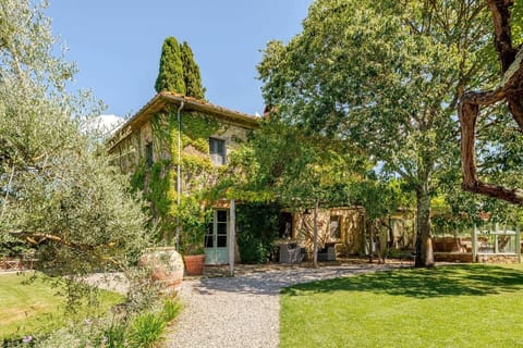 Front view of the villa 