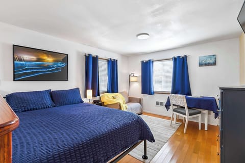 Beautiful studio with queen bed.