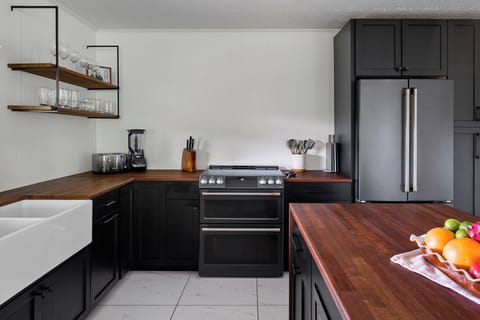 Dual oven, electric burners