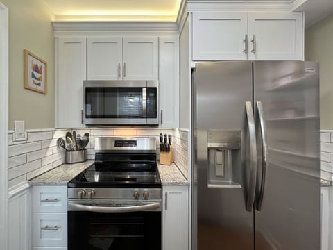 Stainless steel appliances & soft close cabinets & drawers