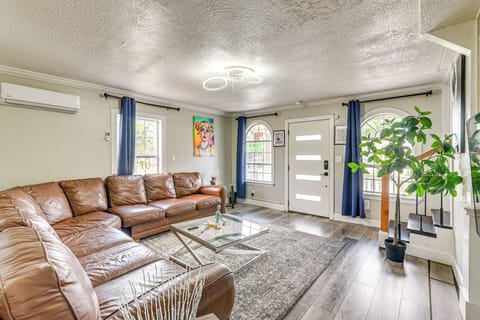 Houston Vacation Rental | 1BR | 2BA | 800 Sq Ft | Stairs Required