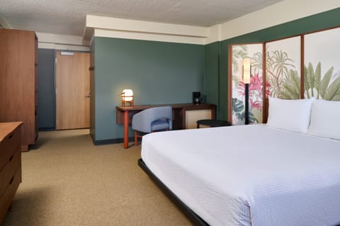 Unit with King bed. Exact unit will be assigned upon arrival. Views, colors, and decor may vary.