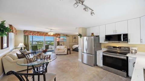 Kitchen / Dining area