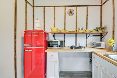 Kitchenette | Cooking Basics | Keurig Coffee Maker | Hot Plate | Toaster Oven