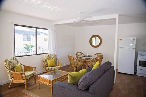 Apollo Jewel No 6 - Lounge Dining.