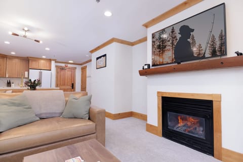 SmartTV & gas fireplace