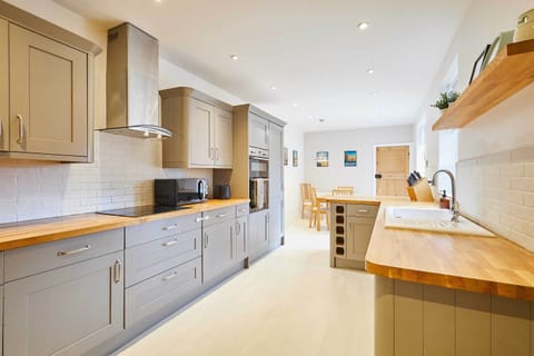 Bristol Avenue, Saltburn-by-the-Sea - Host & Stay