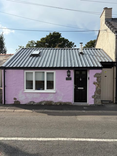 front exterior of robyns retreat 