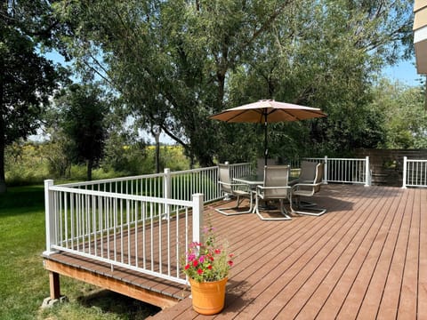 Wrap around deck, fire table, private views