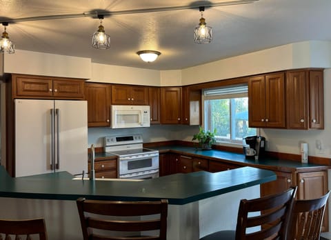 Spacious kitchen | Deluxe vacation home