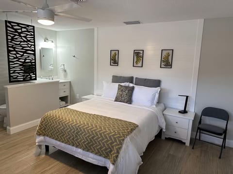 Suite With Personal Bathroom In Unit