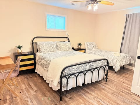 Bedroom 1   - 1 bed Queen and 1 twin