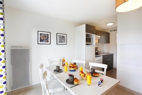 Fully equipped kitchenette seamlessly integrated into the dining space, perfect for preparing delightful meals.
