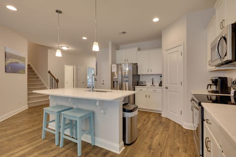 Kitchen | 2 Desks | Free WiFi | Central Air Conditioning/Heat