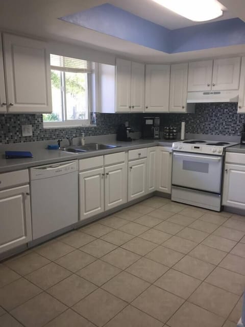 Fully stocked kitchen with great colors in backsplash. Photo does not show its full beauty.