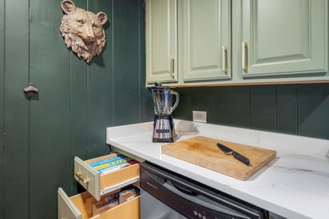 [The Chalet] Food storage essentials provided for ease.