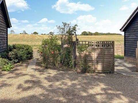 path between the 2 chalets heading for lake path | Rose Chalet - Framlingham Retreats, Framlingham