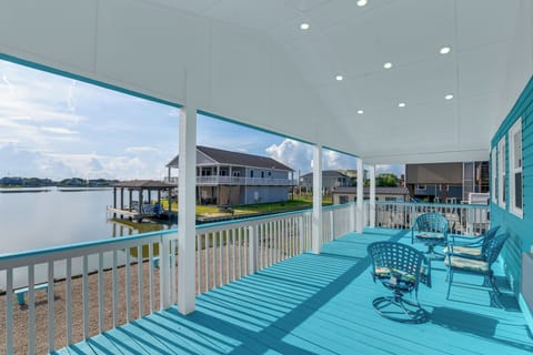 Hitchcock Vacation Rental | 2BR | 1BA | 940 Sq Ft | Stairs Required