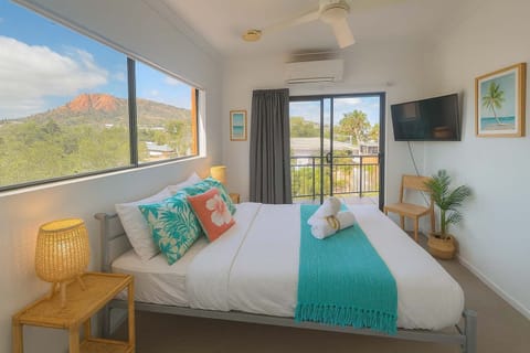 Bright Master Bedroom with Balcony and Coastal Views, The Strand, North Ward