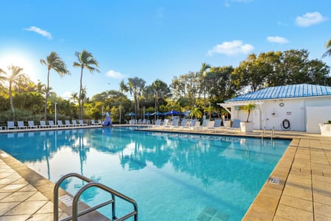 Float and relax in a sparkling pool with island atmosphere.