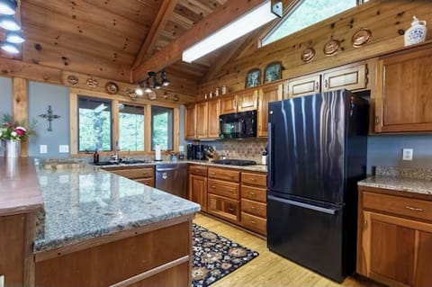 Kitchen with all of the amenities you need to prepare a delicious meal.