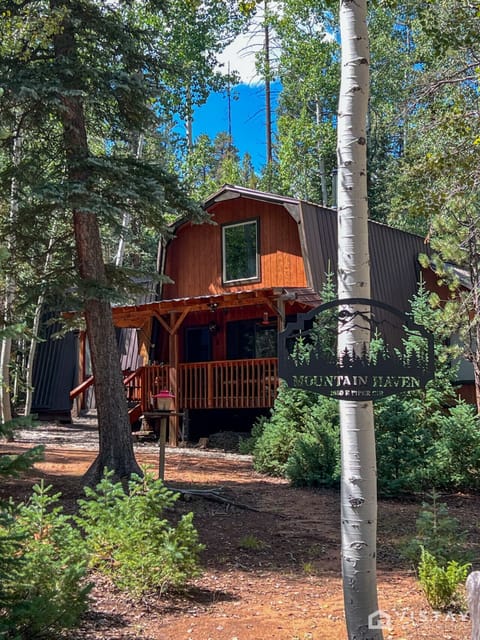 Welcome to Mountain Haven w/ Fire Pit & Private Cul-de-Sac!