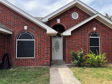 3 bedroom 2 bath in quiet neighborhood