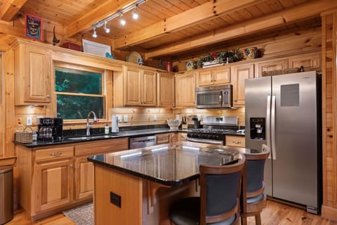 A full kitchen ready for family feasts 🍳 (gas range)