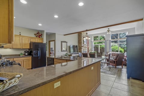 Tasteful uptown townhome that sleeps 7 with a fantastic layout. Location is prime! World famous Hot Springs and downtown fun are just 5 miles away!