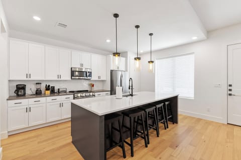 Island comes with 5 bar stools. Perfect to eat a snack and enjoy family time!