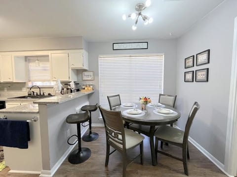 From morning toast to late-night treats – enjoy it here.