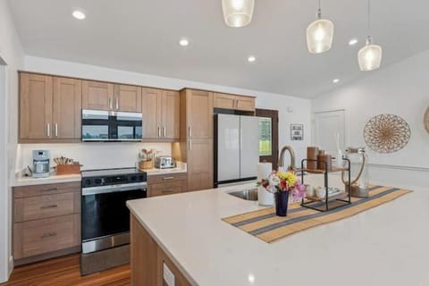 Fully equipped kitchen with island, breakfast bar & all essentials