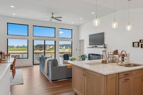 Fully equipped kitchen with island, breakfast bar & all essentials