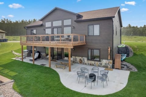 Lakefront: beach, fire pit, deck, hammocks, kayaks, SUPs & more