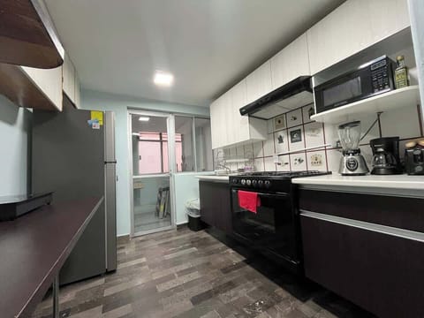 Cocina con estufa, microhondas, cafetera, licuadora, tostador y refrigerador