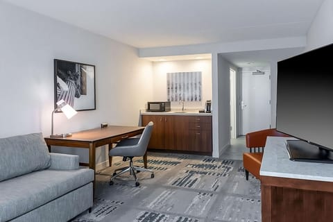 Enjoy easy snacks with the handy kitchenette and spacious counter.