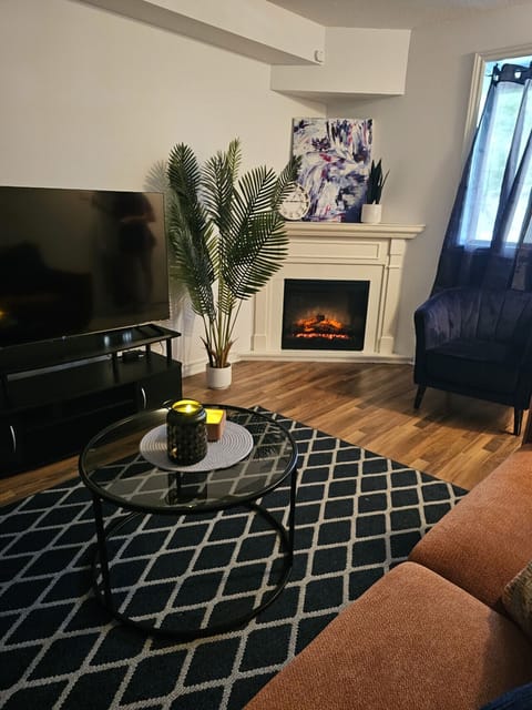 Restful living room fully equiped with a working fireplace